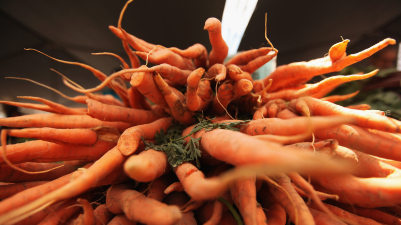 Se ven zanahorias a la venta en el Greenmarket de Union Square el 2 de julio de 2012 en la ciudad de Nueva York. (Mario Tama/Getty Images)