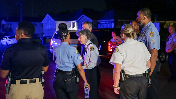 La superintendente de la Policía de Nueva Orleans, Anne Kirkpatrick, (C), se reúne con los agentes después de que varias personas murieran y resultaran heridas en un tiroteo en Nueva Orleans el 17 de noviembre de 2024. (David Grunfeld/The Times-Picayune/The New Orleans Advocate vía AP)