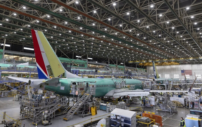 Los empleados de Boeing trabajan en el 737 MAX en la línea de ensamblaje final de la planta de Boeing en Renton, Washington, el 15 de junio de 2022. (Ellen M. Banner/The Seattle Times vía AP, Pool)
