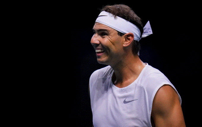 El tenista español Rafael Nadal sonríe durante una sesión de entrenamiento en el pabellón deportivo Martín Carpena, en Málaga, sur de España, el 16 de noviembre de 2024. (Manu Fernández/Foto AP)