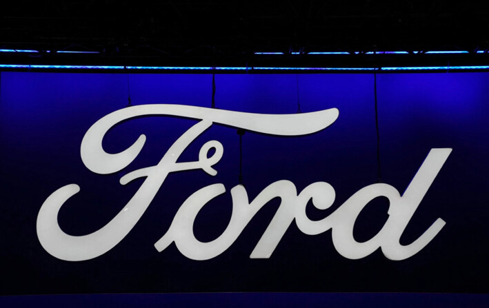 El logotipo de Ford se ve en la presentación de prensa del Salón Internacional del Automóvil de Nueva York, en Manhattan, Nueva York, el 27 de marzo de 2024. (David Dee Delgado/Reuters)