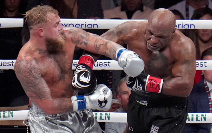 Jake Paul, a la izquierda, pelea contra Mike Tyson durante su combate de boxeo de peso pesado, en Arlington, Texas, el 15 de noviembre de 2024. (Julio Cortez/AP Photo)