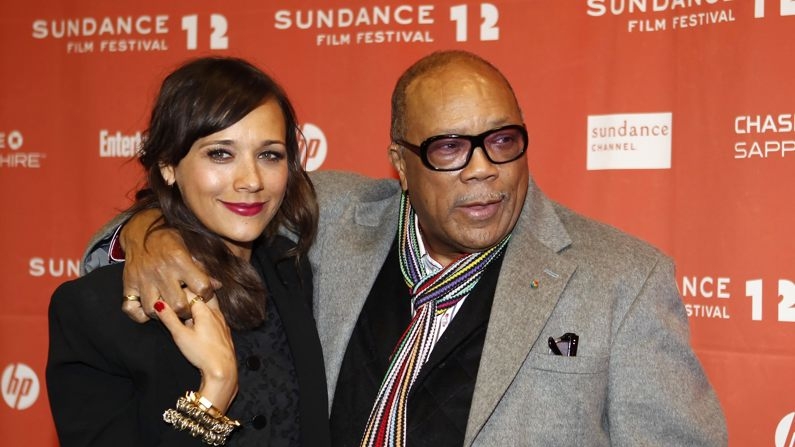 Imagen de archivo de la actriz estadounidense Rashida Jones abrazada a su padre, Quincy Jones. (EFE/George Frey)