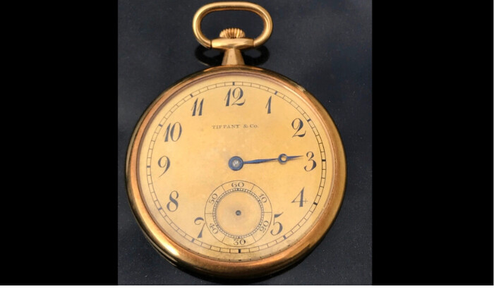 Reloj de bolsillo de oro regalado al capitán Arthur Rostron, capitán del RMS Carpathia que rescató a 700 supervivientes del Titanic. (Andrew Aldridge/Henry Aldridge and Son vía AP)