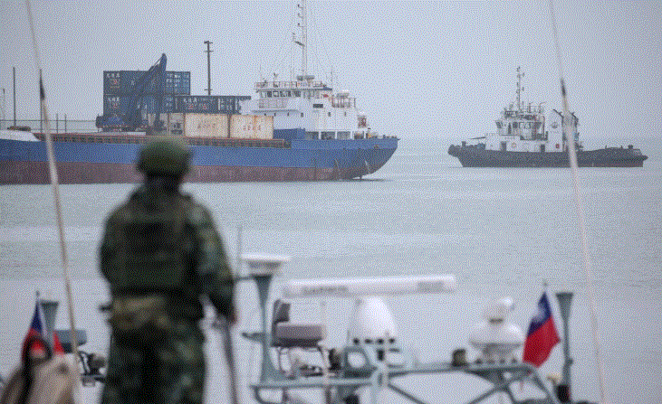 Un militar taiwanés (frente) participa en unos ejercicios rutinarios en el puerto de Liaoluo, en Kinmen, el 24 de mayo de 2024. (I-Hwa Cheng/AFP vía Getty Images)