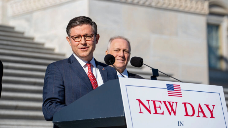 El presidente de la Cámara de Representantes, Mike Johnson, junto con otros republicanos de la Cámara, habla en una rueda de prensa tras los resultados de las elecciones presidenciales de 2024, en el Capitolio, en Washington, el 12 de noviembre de 2024. (Madalina Vasiliu/The Epoch Times)