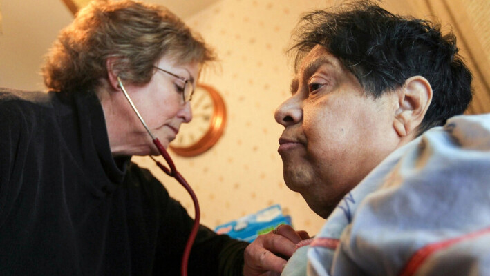 Una enfermera titulada comprueba la respiración de un paciente que padece diabetes grave, mientras realiza una visita de atención sanitaria a domicilio en Thornton, Colorado, el 24 de febrero de 2010. (John Moore/Getty Images). 