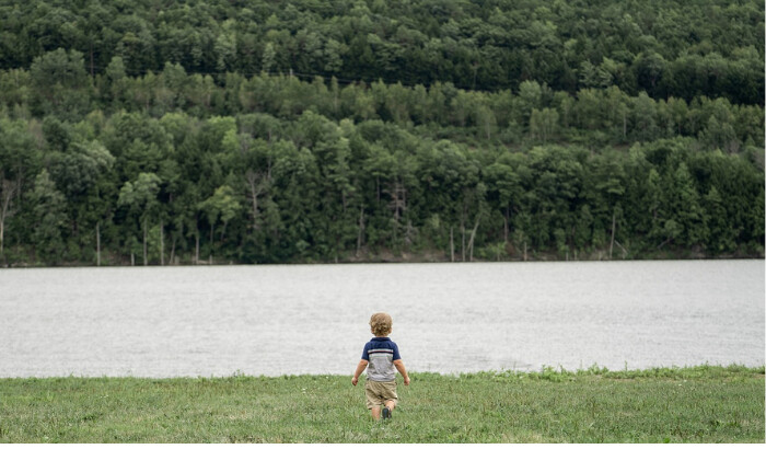 Pasar tiempo en la naturaleza reduce el estrés emocional de los niños según estudio reciente