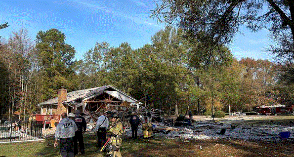 Primeros socorristas en una casa tras una explosión en Weddington, Carolina del Norte, el 17 de noviembre de 2024. (Gobierno del condado de Union vía AP)