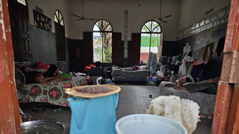 Habitantes de los campos bananeros descansan en albergues, este domingo en El Progreso Yoro, Honduras. (EFE/José Valle)