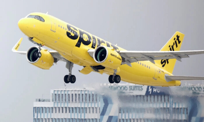 Un avión de Spirit Airlines despega del Aeropuerto Internacional de Los Ángeles, en Los Ángeles, el 1 de junio de 2023. (Mario Tama/Getty Images)