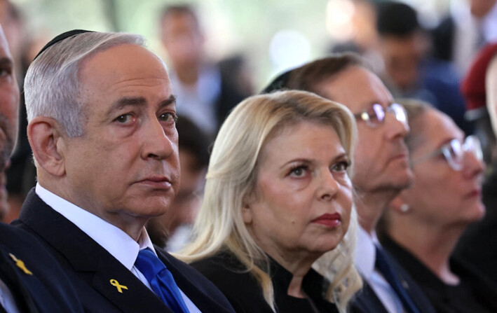 (De izq. a der.) El primer ministro israelí, Benjamin Netanyahu; su esposa, Sara Netanyahu; el presidente israelí, Isaac Herzog; y la primera dama, Michal Herzog, asisten a una ceremonia que marca el aniversario del ataque de Hamás, según el calendario hebreo, en el cementerio militar del Monte Herzl en Jerusalén, el 27 de octubre de 2024. (Gil Cohen-Magen/Pool/AFP vía Getty Images)