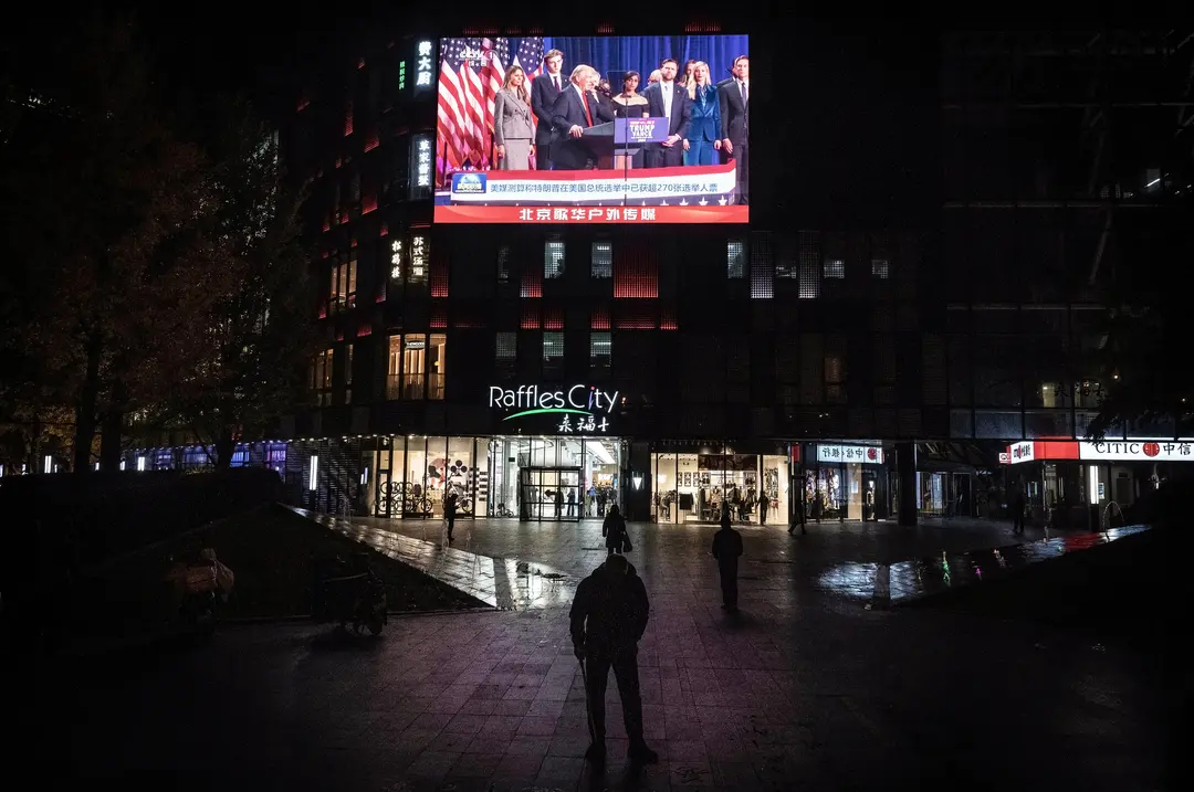 Una pantalla emite el discurso del presidente electo Donald Trump la noche de las elecciones en el boletín nocturno de CCTV en un centro comercial de Beijing el 6 de noviembre de 2024. (Kevin Frayer/Getty Images)