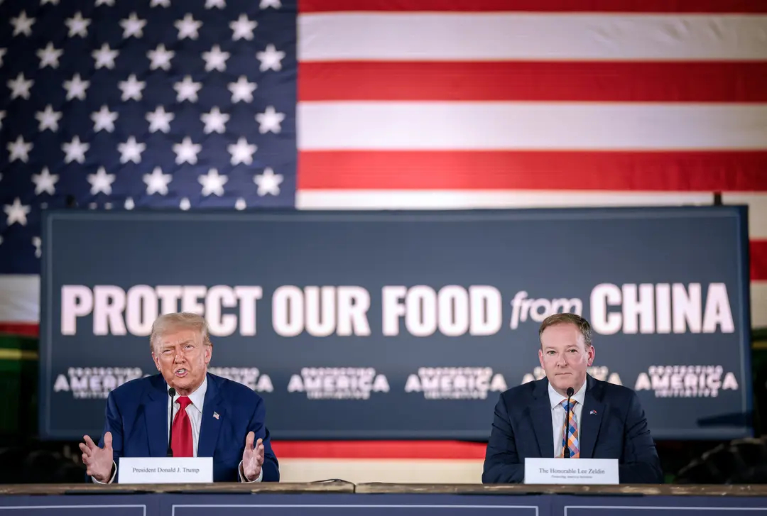 El expresidente Donald Trump, habla en un acto de campaña para abordar las preocupaciones sobre la amenaza de la China comunista a la agricultura estadounidense, en la Smith Family Farm de Smithton, Pensilvania, el 23 de septiembre de 2024. (Win McNamee/Getty Images)