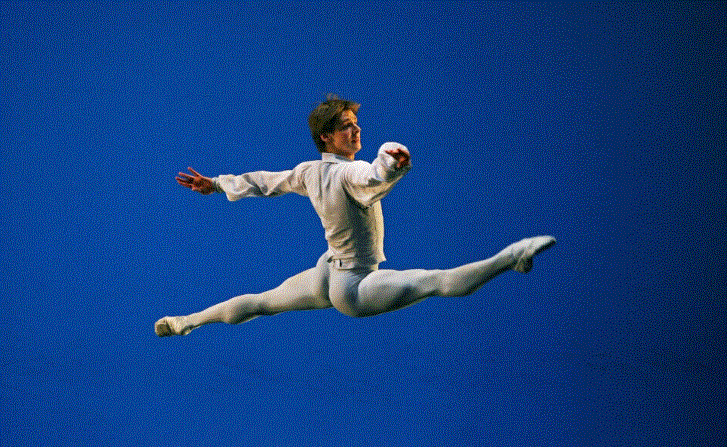 El bailarín Vladimir Shklyarov del Ballet Mariinsky actúa durante un ensayo general de "Tchaikovsky Pas de Deux" en el teatro Saddlers Wells de Londres el 15 de octubre de 2008. (Carl de Souza/AFP vía Getty Images)