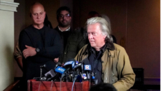 Retrasan el juicio de Steve Bannon en el caso del muro fronterizo hasta febrero