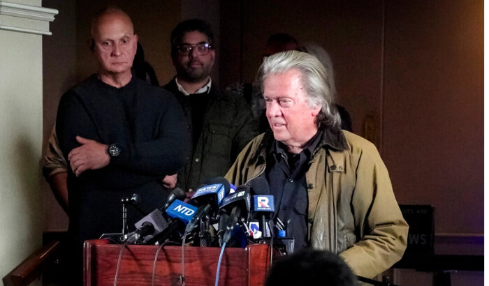 Steve Bannon, exasesor del presidente Donald Trump, habla con la prensa en un hotel poco después de salir de prisión, en Nueva York, el 29 de octubre de 2024. (Oliver Mantyk/The Epoch Times)