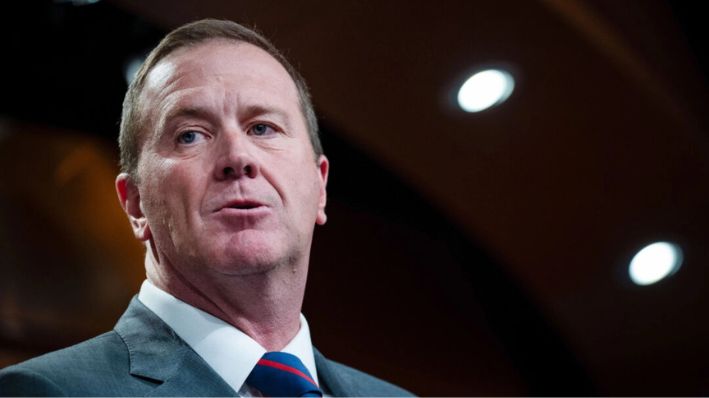 El senador Eric Schmitt (R-Mo.) habla durante una conferencia de prensa con senadores republicanos sobre cuestiones de seguridad fronteriza en el Capitolio de Estados Unidos en Washington, el 24 de enero de 2024. (Drew Angerer/Getty Images)