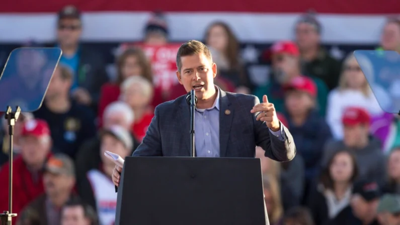 El representante Sean Duffy (republicano de Wisconsin) habla con la multitud antes de que el presidente Donald Trump haga una aparición en un mitin en Mosinee, Wisconsin, el 24 de octubre de 2018. (Andy Manis/Getty Images)
