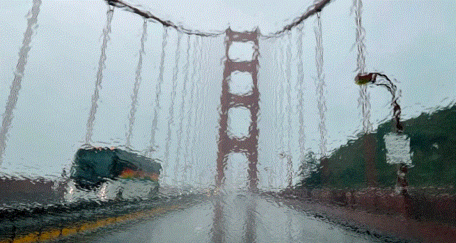 El puente Golden Gate se ve a través de un parabrisas cubierto de lluvia en San Francisco el 4 de enero de 2023. (Justin Sullivan/Getty Images)