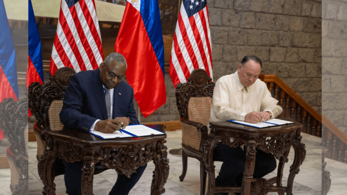 El Secretario de Defensa Lloyd J. Austin III (dcha.) y el Secretario de Defensa Nacional filipino Gilbert Teodoro firman el Acuerdo General de Seguridad de la Información Militar en Camp Aguinaldo en Quezon City, Filipinas, el 18 de noviembre de 2024. (Tech Sgt. Jack Sanders/U.S. Air Forc).