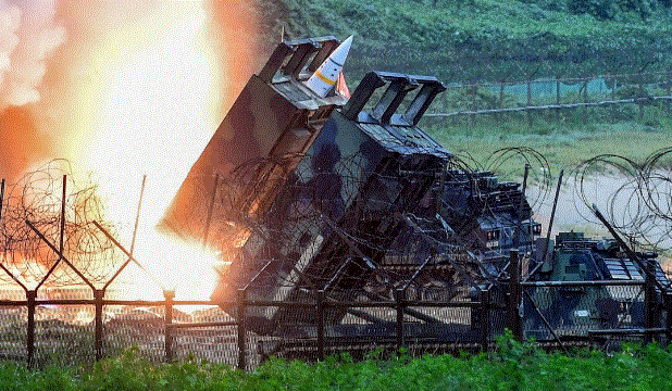 El Sistema de Misiles Tácticos del Ejército de Estados Unidos (ATACMS) dispara un misil en el Mar del Este durante un simulacro conjunto de misiles Corea del Sur-Estados Unidos destinado a contrarrestar la prueba de ICBM de Corea del Norte, en la Costa Este, Corea del Sur, el 29 de julio de 2017. (Ministerio de Defensa de Corea del Sur vía Getty Images)