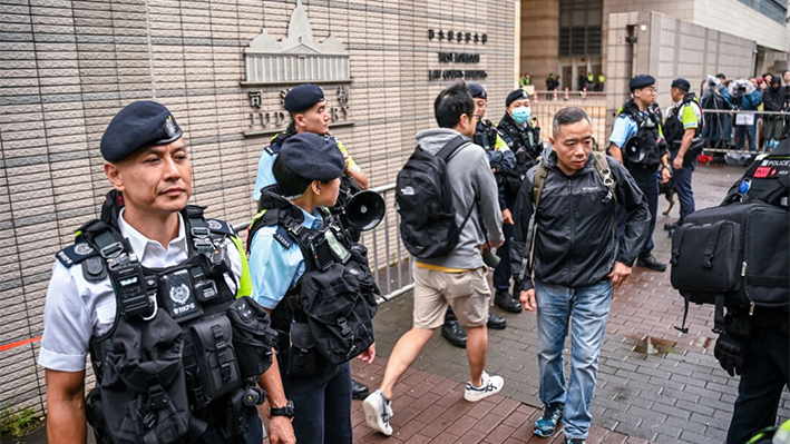 La policía vigila el Tribunal de Magistrados de West Kowloon en Hong Kong el 19 de noviembre de 2024. (Peter Parks/AFP vía Getty Images)