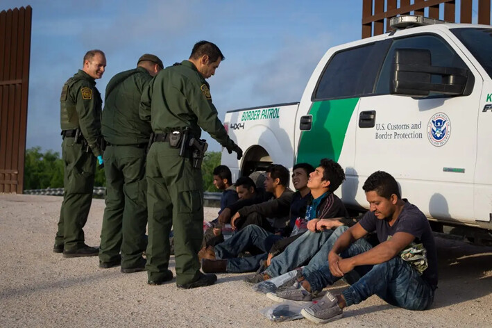 Agentes de la Patrulla Fronteriza detienen a inmigrantes ilegales poco después de que cruzaron la frontera de México a Estados Unidos en el sector del Valle del Río Grande, cerca de McAllen, Texas, el 26 de marzo de 2018. (Loren Elliott/AFP/Getty Images)