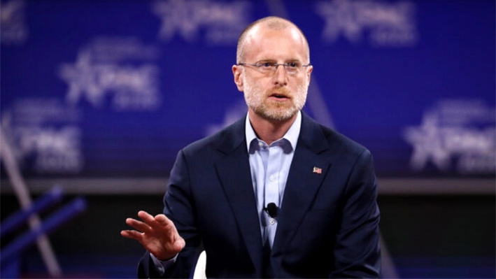 Brendan Carr, comisario de la Comisión Federal de Comunicaciones, habla en la convención CPAC en National Harbor, Maryland, el 29 de febrero de 2020. (Samira Bouaou/The Epoch Times)