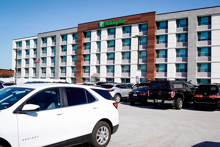 Un Holiday Inn que sirve de refugio para inmigrantes ilegales cerca del aeropuerto de Midway, en los suburbios de Chicago, el 21 de octubre de 2024. (Steven Kovac/The Epoch Times)