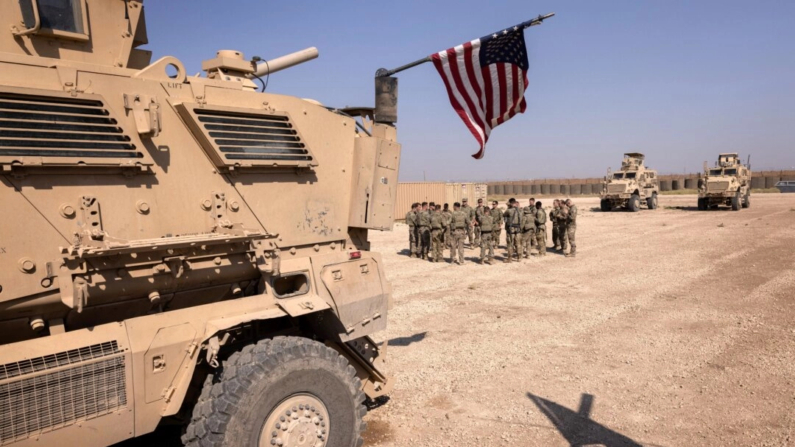 Soldados del Ejército de Estados Unidos se preparan para salir a patrullar desde un remoto puesto de combate en el noreste de Siria, el 25 de mayo de 2021. (John Moore/Getty Images)