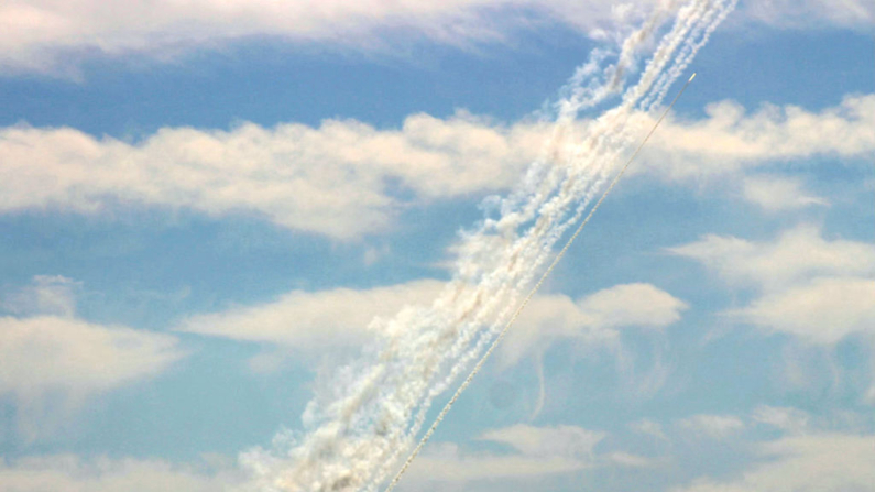 Una fotografía tomada desde Tiro, en el sur del Líbano, muestra estelas de humo detrás de los cohetes disparados hacia Israel el 17 de noviembre de 2024, en medio de la guerra en curso entre Israel y Hezbolá. (Kawant Haju/AFP vía Getty Images)