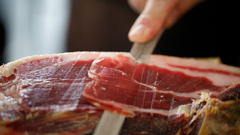 Un profesional de jamón ibérico cortando lonchas el 19 de marzo de 2014 en Madrid, España. (Pablo Blázquez Domínguez/Getty Images)