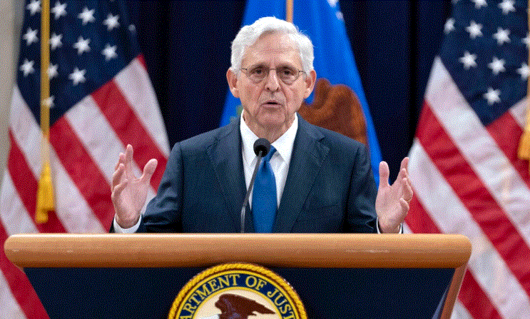 El fiscal general Merrick Garland se dirige a los fiscales federales reunidos para su conferencia anual en la sede del Departamento de Justicia en Washington el 12 de septiembre de 2024. (AP Photo/Jose Luis Magana)