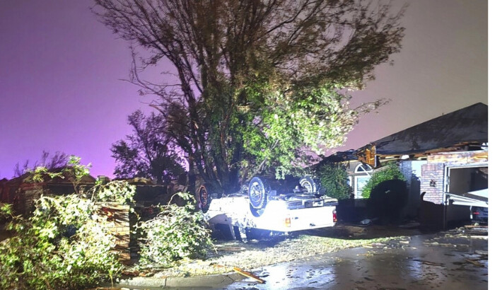 Un vehículo volcado cerca de una casa dañada tras el paso de un tornado por Midwest City, Oklahoma, el 3 de noviembre. (Sean Taylor vía AP)