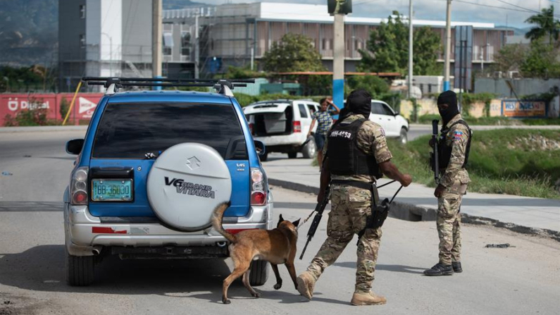 Fotografía de archivo de militares requisando un vehículo cerca al Aeropuerto Internacional Toussaint Louverture, en Puerto Príncipe (Haití). EFE/ Johnson Sabin