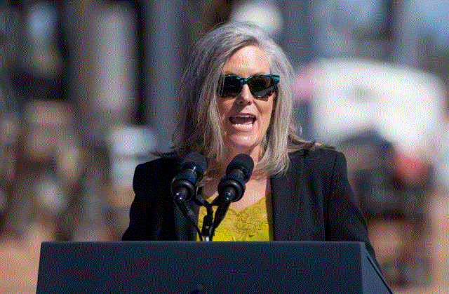 La gobernadora de Arizona, Katie Hobbs, habla antes del discurso del presidente Joe Biden en el Campus Intel Ocotillo en Chandler, Arizona, el 20 de marzo de 2024. (Rebecca Noble/Getty Images)