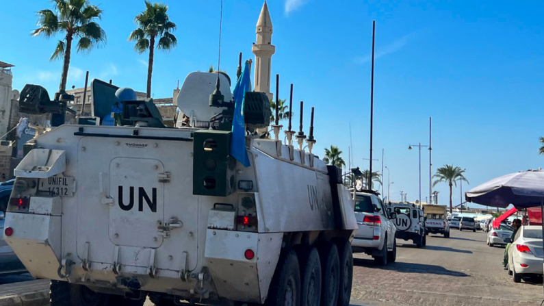 Un convoy de la Fuerza Provisional de las Naciones Unidas en el Líbano (FINUL) atraviesa la ciudad de Sidón, en el sur del Líbano, el 14 de noviembre de 2024. (Mahmoud Zayyat/AFP vía Getty Images)