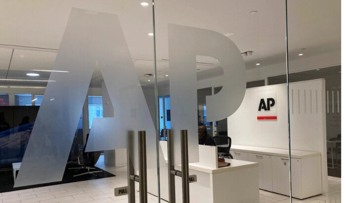 El logotipo de Associated Press se muestra en la entrada de la oficina de la organización de noticias en Nueva York, el 13 de julio de 2023. (AP Photo/Aaron Jackson, Archivo)