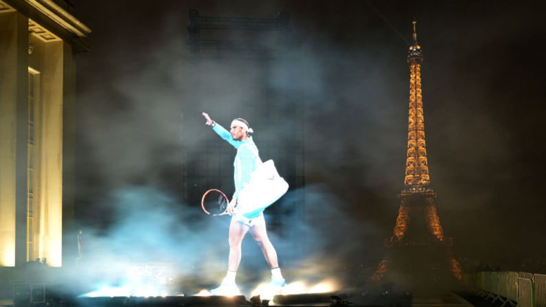 Esta fotografía tomada en París el 19 de noviembre de 2024 muestra una proyección del tenista español Rafael Nadal exhibida en la Place du Trocadero, con la Torre Eiffel al fondo, organizada por la marca estadounidense de ropa deportiva Nike. (Bertrand Guay/AFP vía Getty Images)