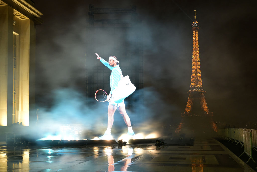 París homenajea a Rafael Nadal con una proyección gigante frente a la Torre Eiffel