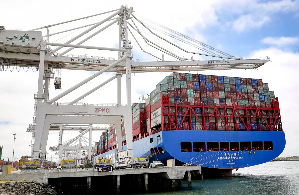 El portacontenedores CSCL East China Sea se sienta en un atracadero en el Puerto de Oakland en Oakland, California, el 20 de junio de 2018. Un estudio de 2023 estimó que bajo la Sección 301 de la Ley de Comercio de 1974, los aranceles disminuyeron las importaciones de China en un 13 por ciento cada año de 2018 a 2021. (Justin Sullivan/Getty Images)