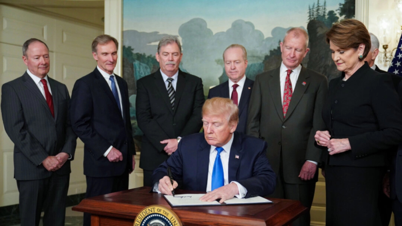 Donald Trump, entonces presidente de Estados Unidos, firma sanciones comerciales contra China en la Sala de Recepciones Diplomáticas de la Casa Blanca, en Washington, el 22 de marzo de 2018. (Mandel Ngan/AFP vía Getty Images)