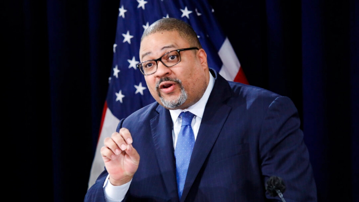 El fiscal de distrito de Manhattan, Alvin Bragg, habla durante una conferencia de prensa en la ciudad de Nueva York el 4 de abril de 2023. (Kena Betancur/Getty Images)
