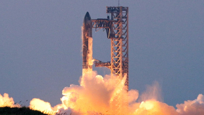 La nave Starship de SpaceX despega durante su quinto vuelo de prueba, en Boca Chica, Texas, el 13 de octubre de 2024. (Kaylee Greenlee Beal/Reuters)