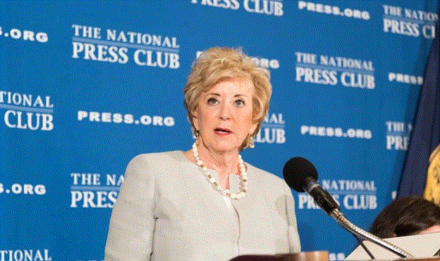 Linda McMahon, la 25ª Administradora de la Agencia Federal para el Desarrollo de la Pequeña Empresa, habla sobre el estado de las pequeñas empresas estadounidenses en un almuerzo del National Press Club, el 17 de mayo. (Noel St. John/The National Press Club)