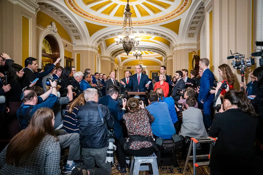 El recién elegido líder de la mayoría, el senador republicano John Thune, habla con los medios de comunicación en Washington el 13 de noviembre de 2024. Thune ha prometido un riguroso programa de confirmación. (Madalina Vasiliu/The Epoch Times)