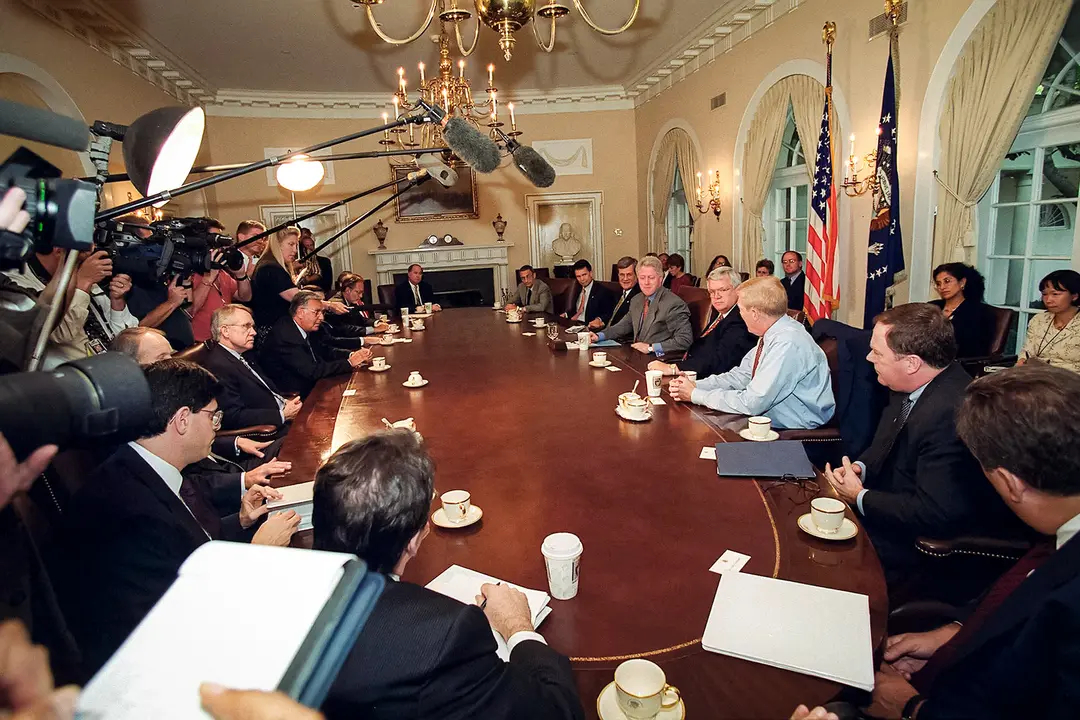 El presidente Bill Clinton se reúne con los líderes bipartidistas del Congreso en la Sala del Gabinete de la Casa Blanca el 12 de septiembre de 2000. Clinton realizó 139 nombramientos de receso. (Manny Ceneta/AFP vía Getty Images)