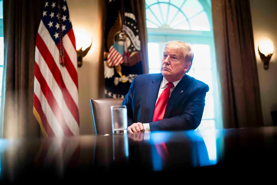 El presidente Donald Trump escucha durante una mesa redonda en la Sala del Gabinete de la Casa Blanca el 3 de abril de 2020. (Doug Mills-Pool/Getty Images)