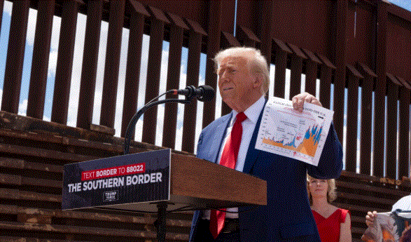 El candidato republicano a la presidencia de Estados Unidos y expresidente Donald Trump habla en la frontera entre Estados Unidos y México el 22 de agosto de 2024, al sur de Sierra Vista, Arizona. (Rebecca Noble/Getty Images)